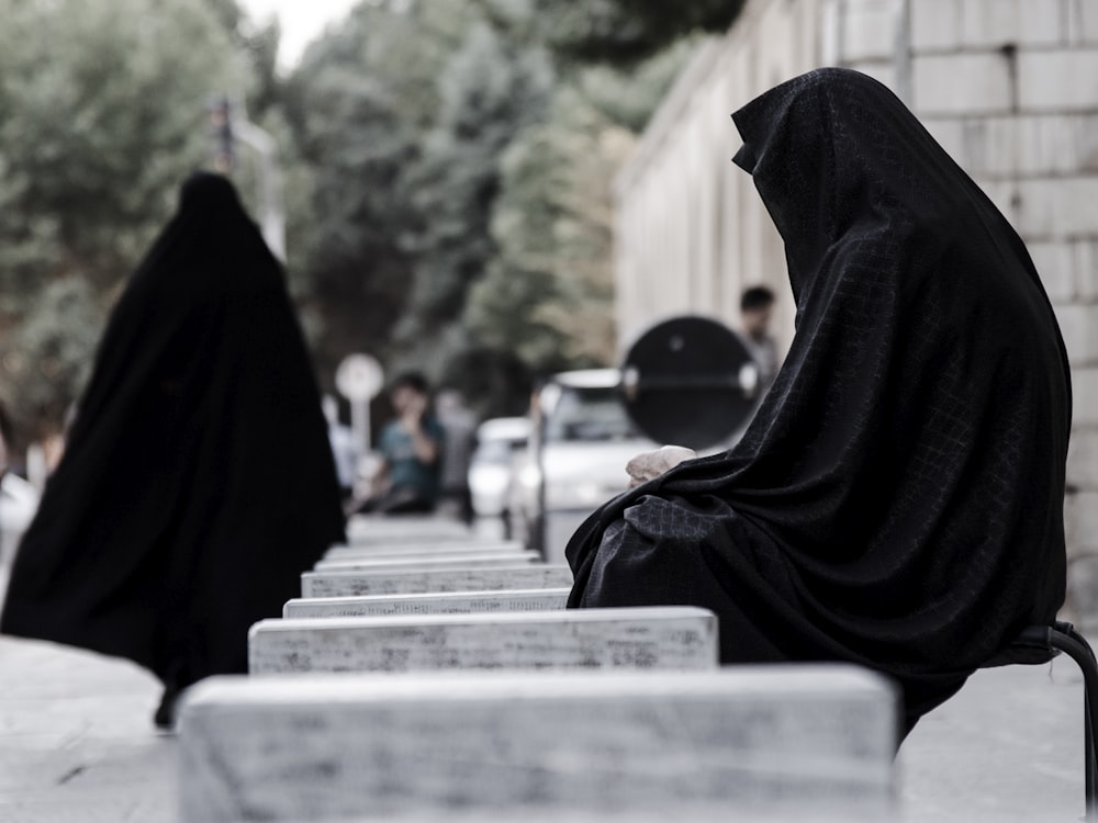 Mulher em niqab preto durante o dia
