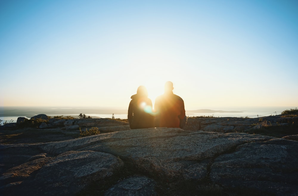 Silhouette von zwei Personen während des Sonnenaufgangs