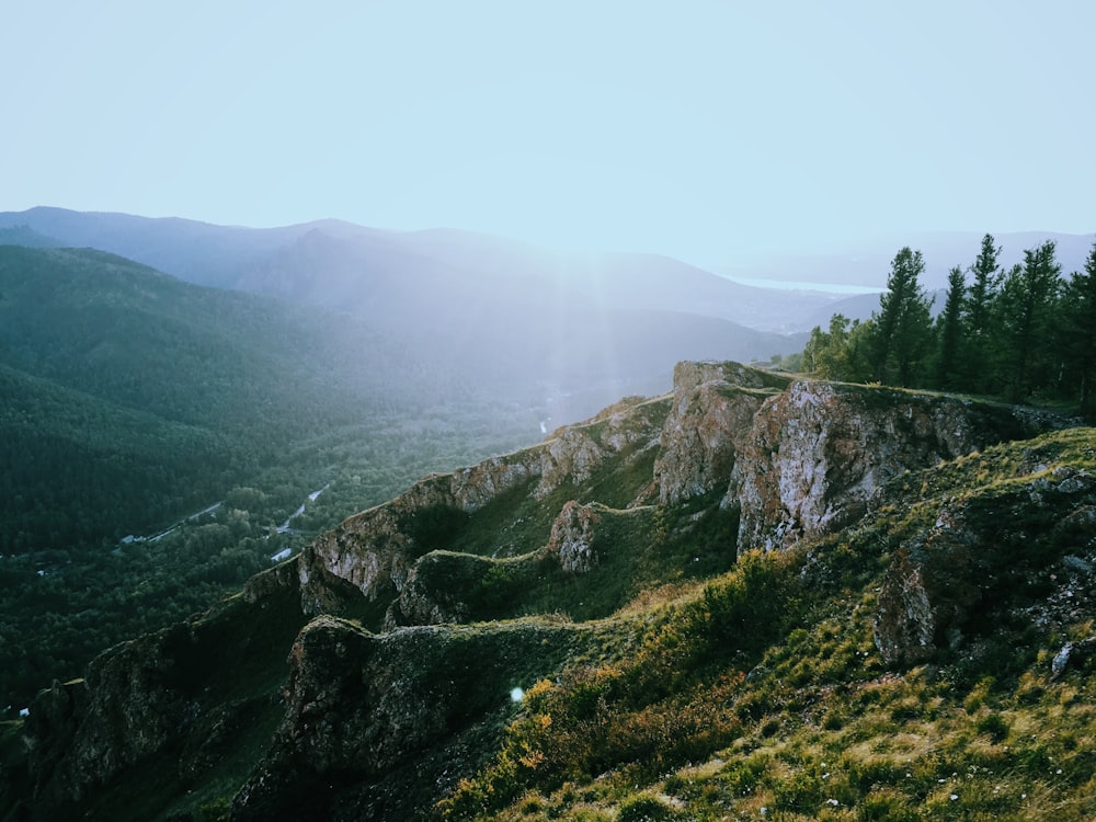 Vue aérienne de la montagne grise et verte