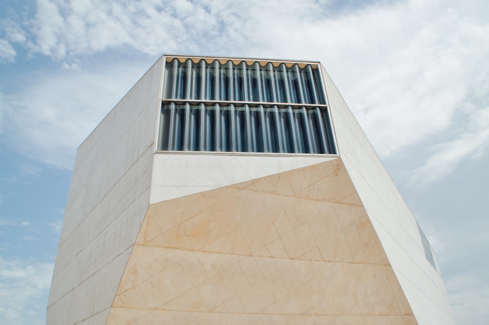 Weißes Betongebäude unter bewölktem Himmel