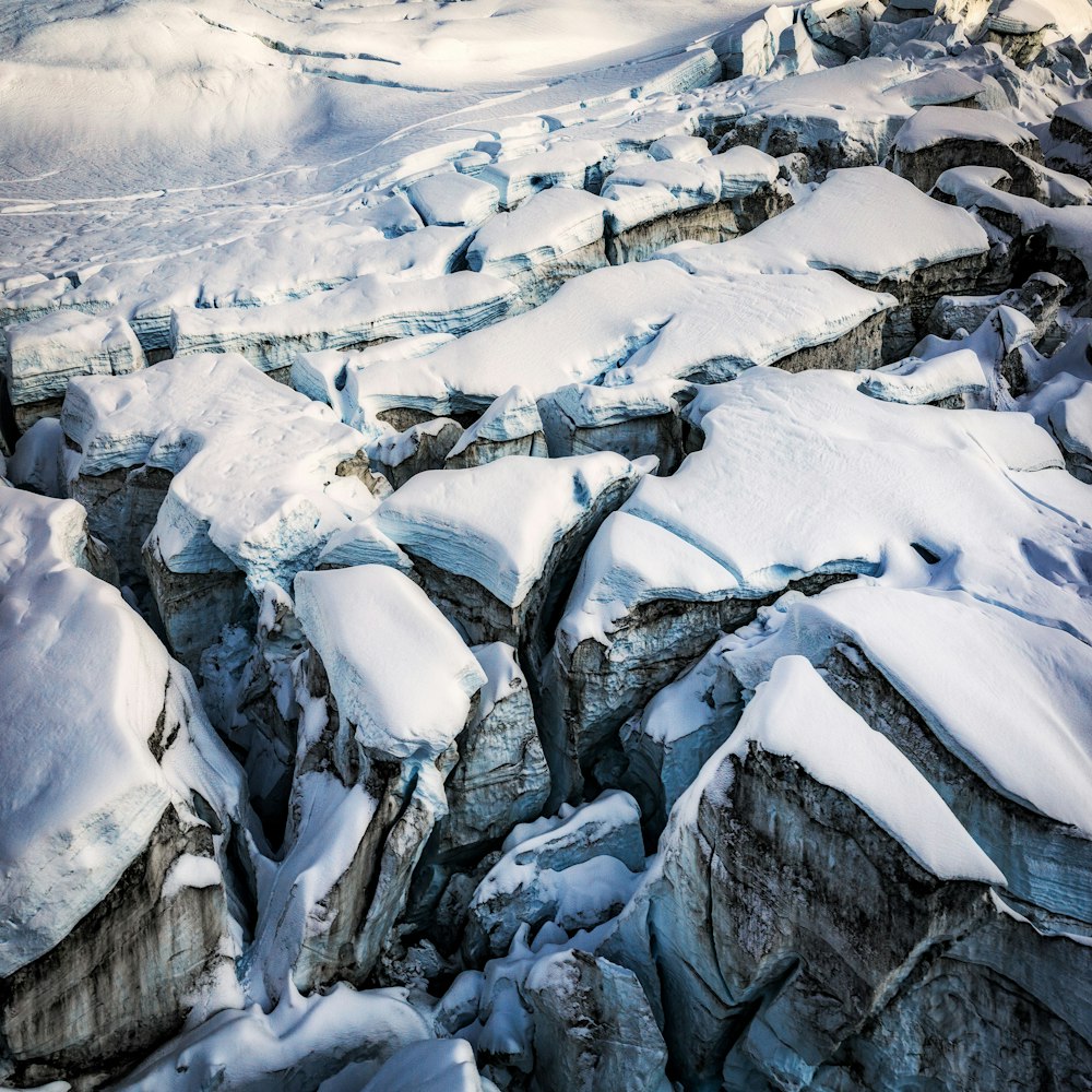 montagna piena di neve durante il giorno