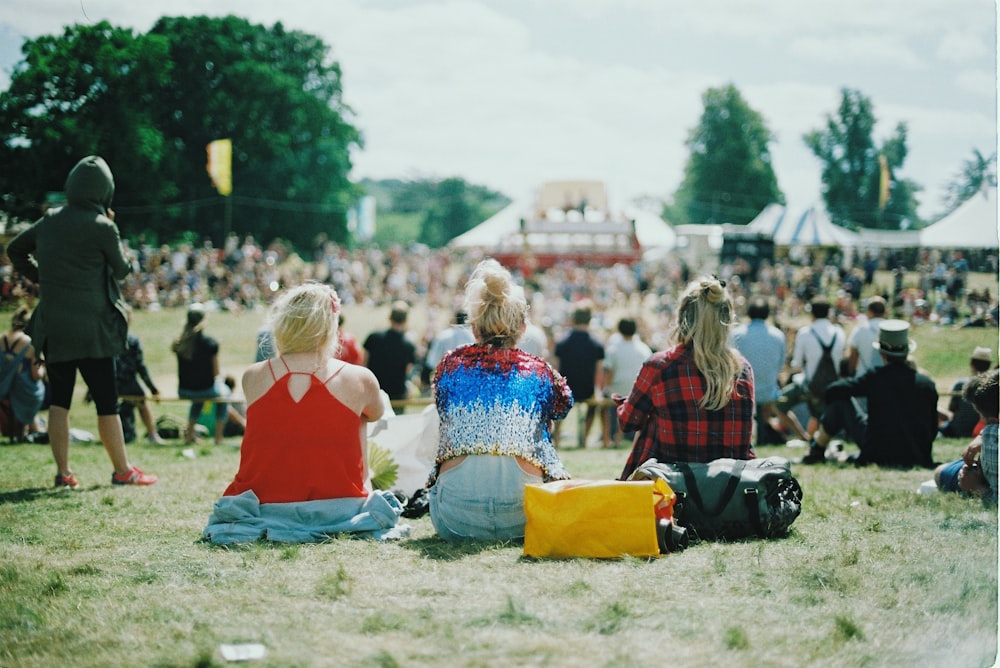 groupe de personnes sur le champ d’herbe sous la journée ensoleillée