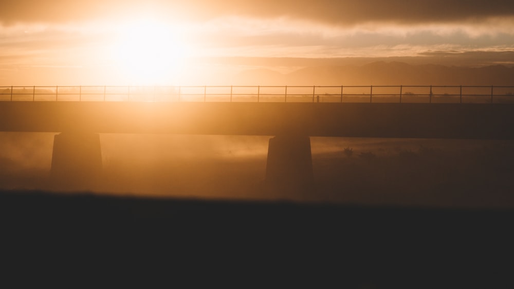 Puente de silueta durante la puesta de sol