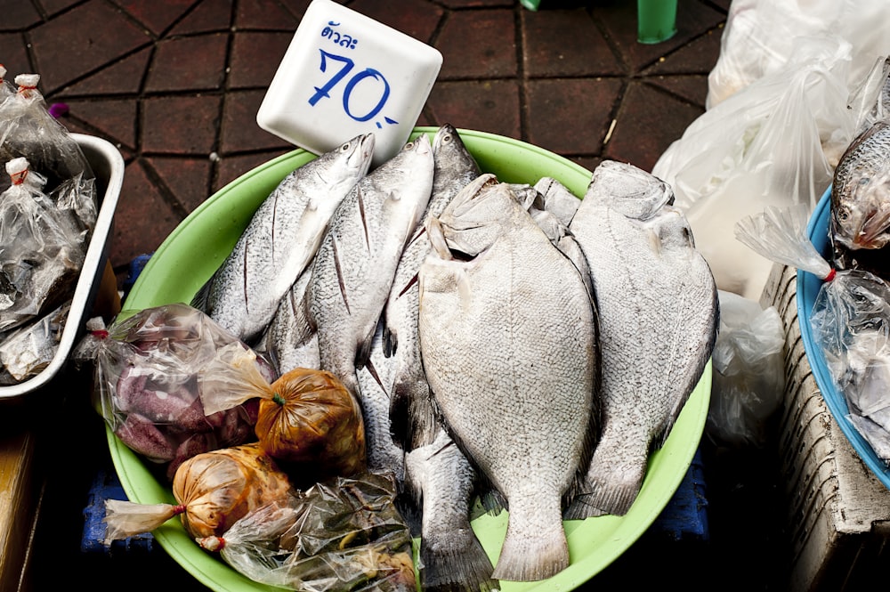 緑色のプラスチック容器に生肉を載せた