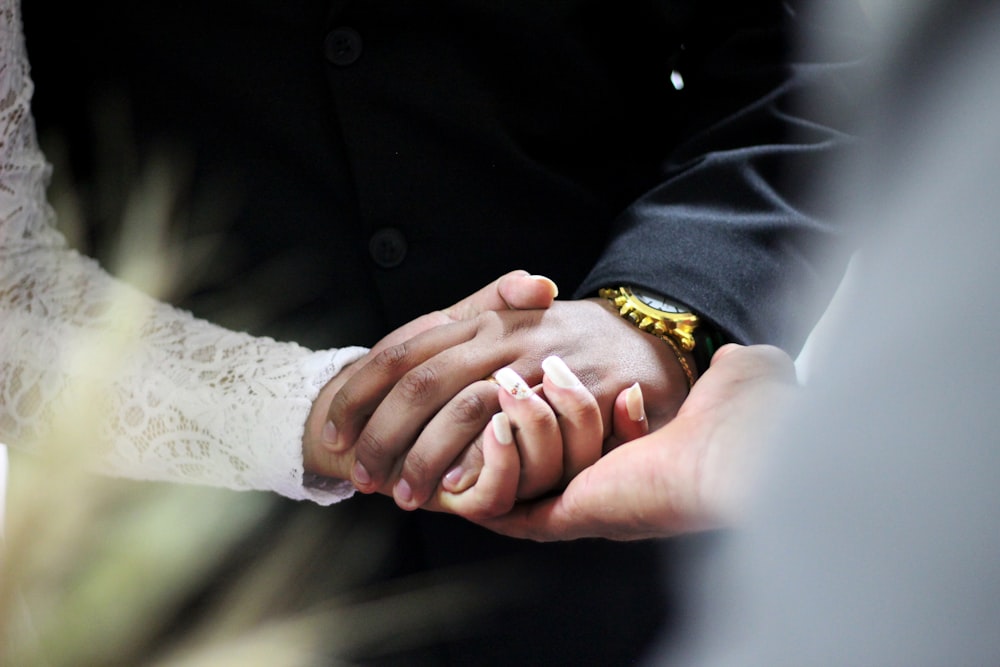 homme et femme se tenant la main