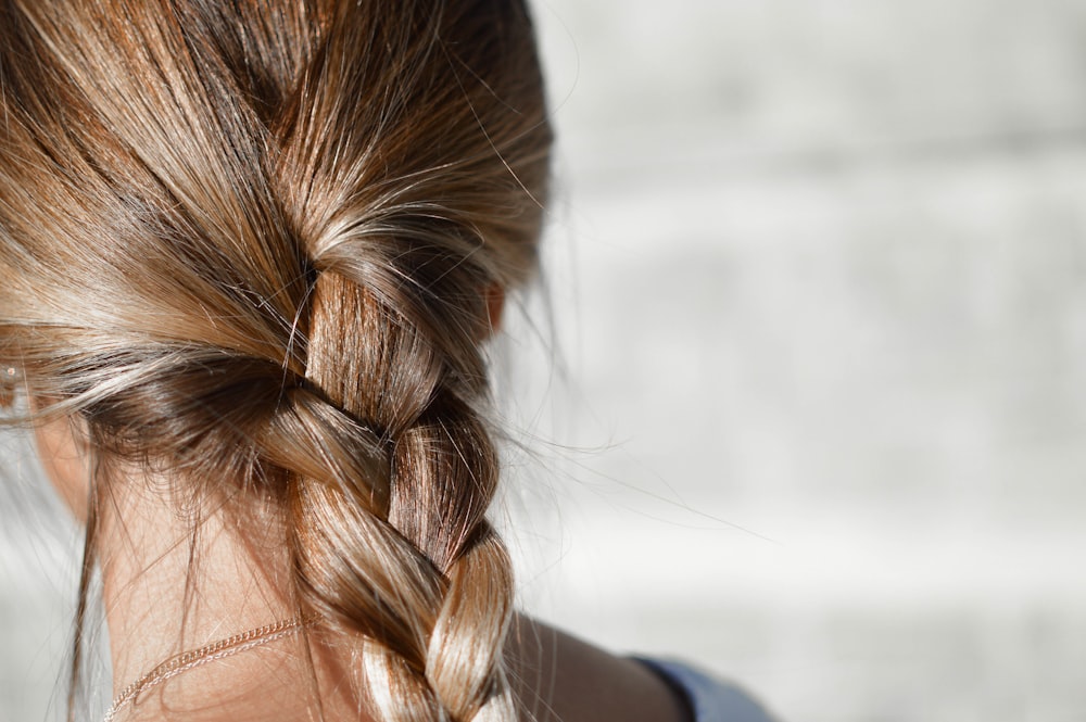 donna con i capelli a treccia