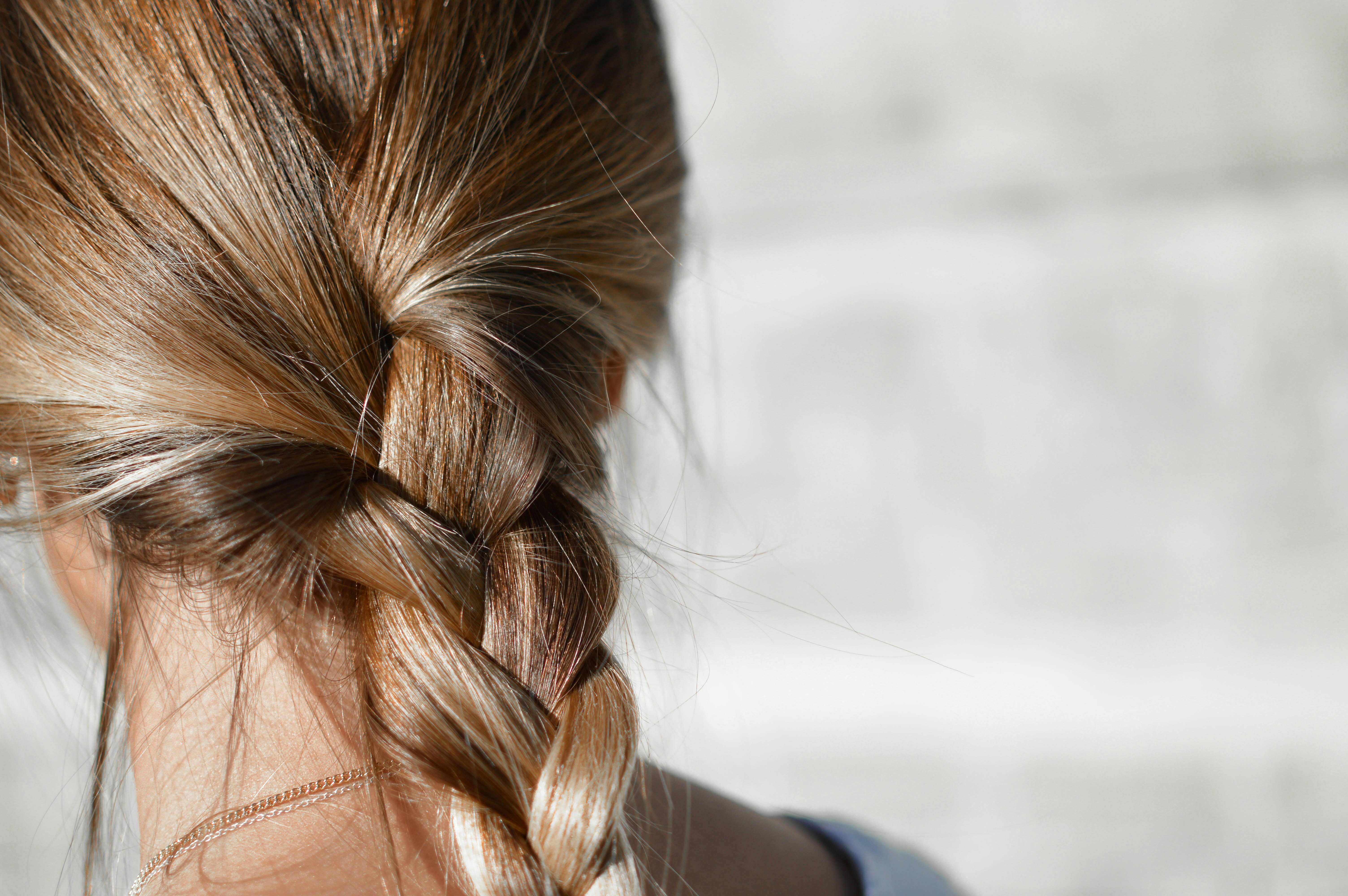 Frau mit glänzenden Haaren: Tipps und Tricks zur Steigerung der Haargesundheit.