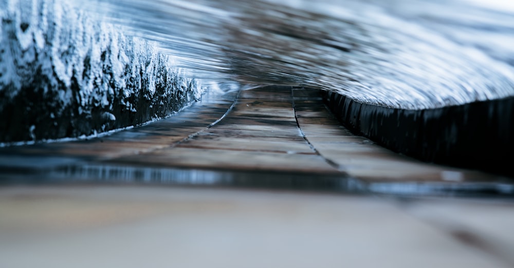 Um close up de água fluindo ao longo de um caminho na forma de um túnel