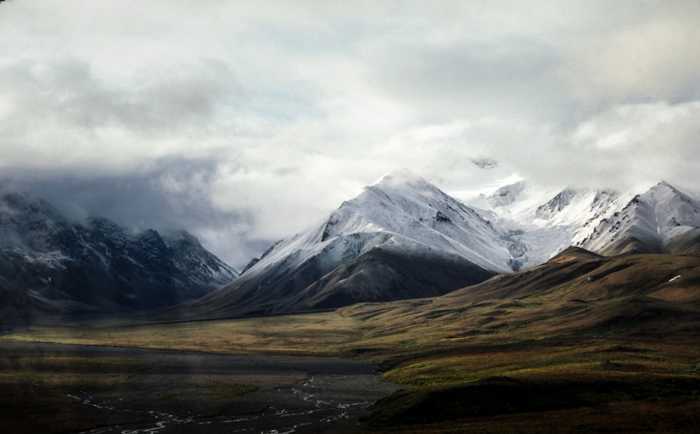 montanha coberta de neve sob o céu