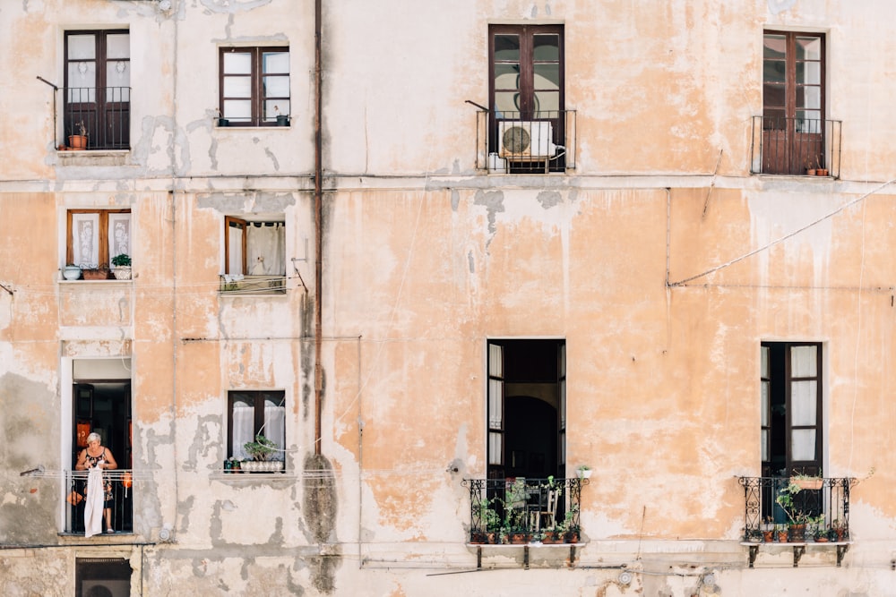 Fotografía minimalista de ventanas y puertas abiertas de terrazas de edificios