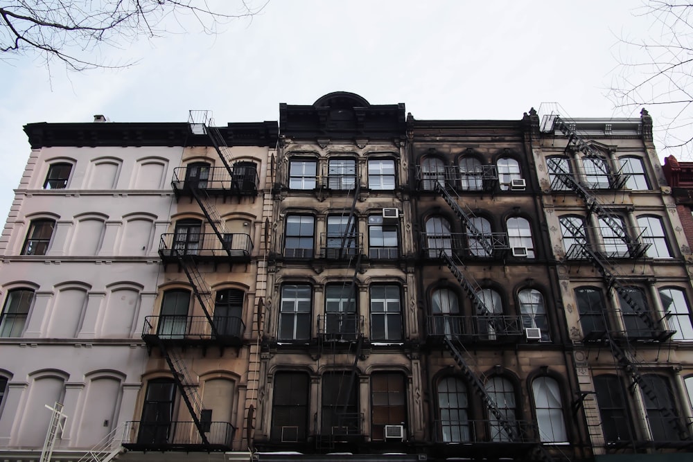 Edificio de hormigón blanco y gris