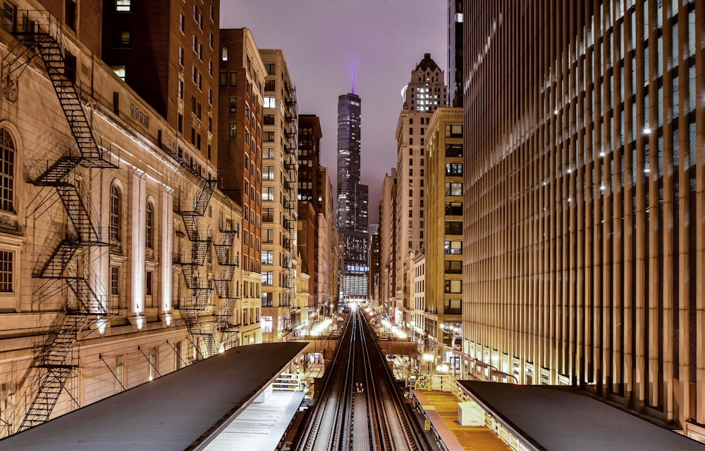 caminos entre edificios