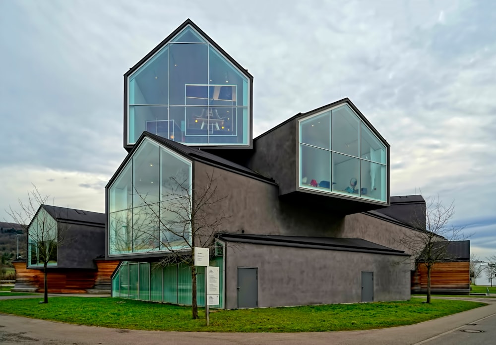 bâtiment en béton blanc et gris pendant la journée