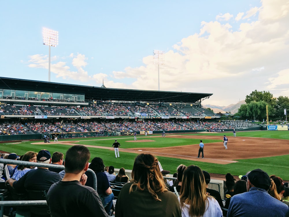 Personas jugando béisbol durante el día