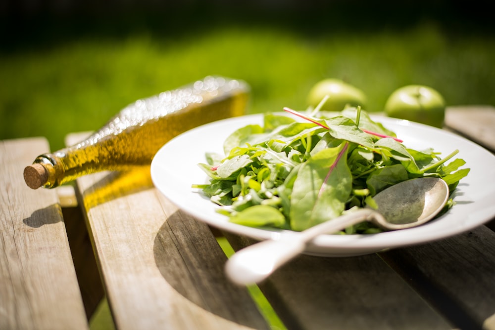 Grüner Salat auf weißem Teller