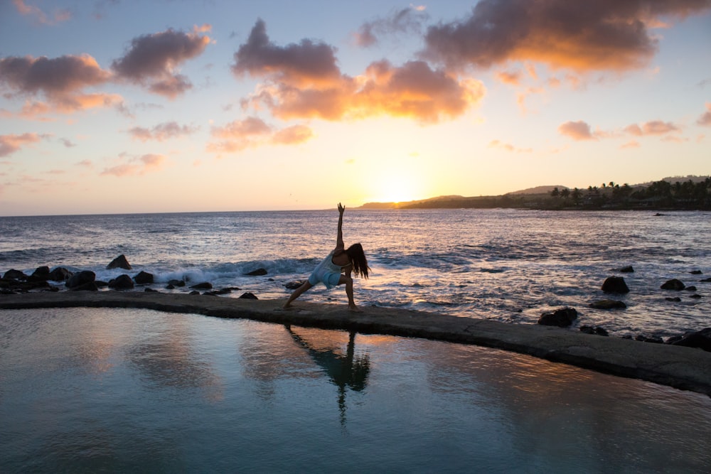 photo de silhouette de femme à la plage