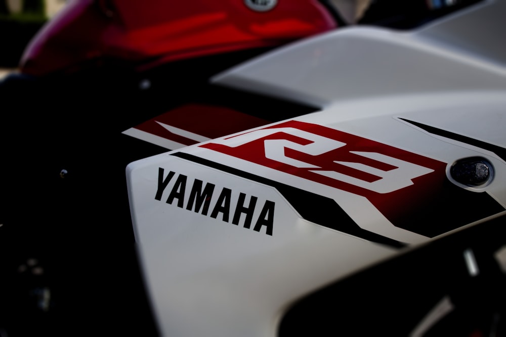 Motocicleta Yamaha R3 blanca