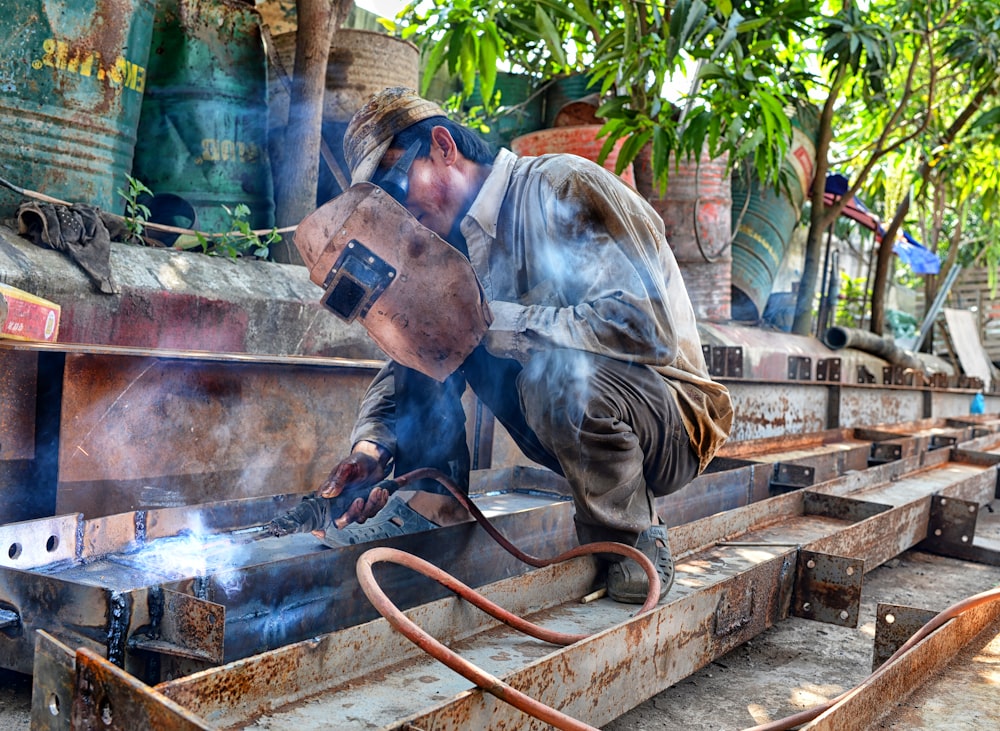 homme utilisant une machine à souder