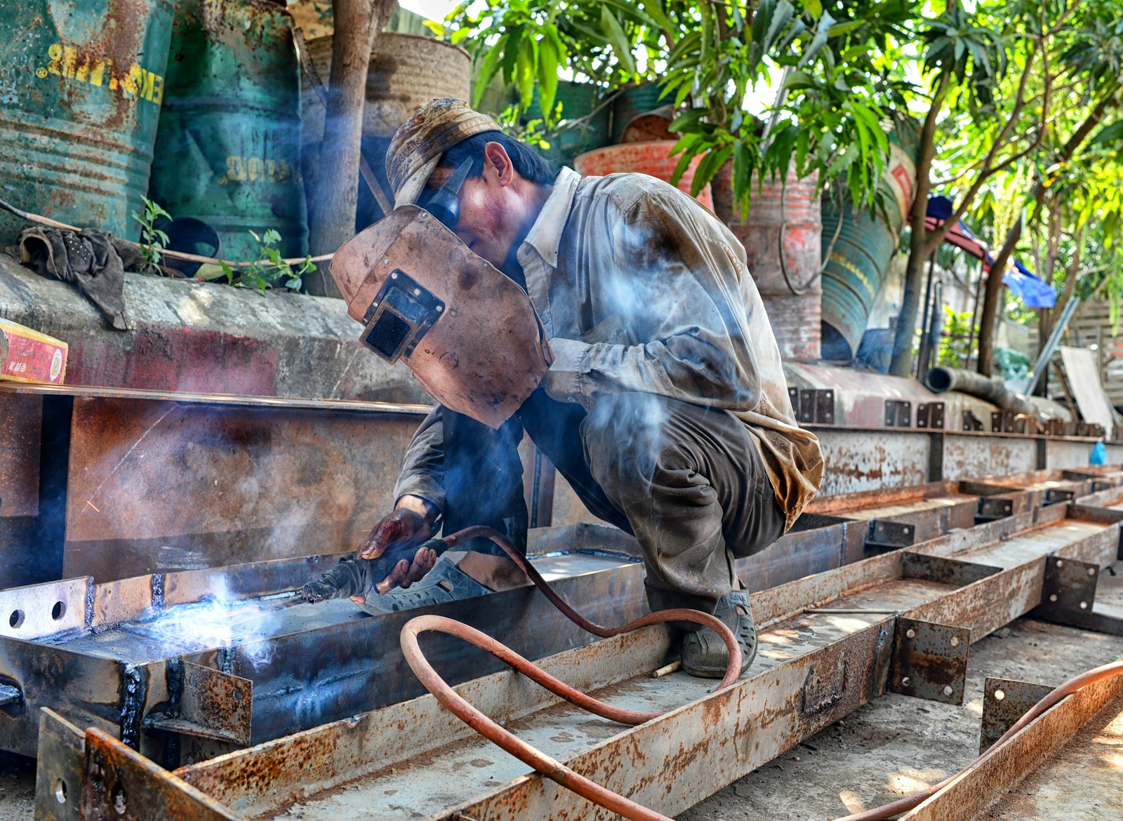Nikon D4 sample photo. Man using welding machine photography