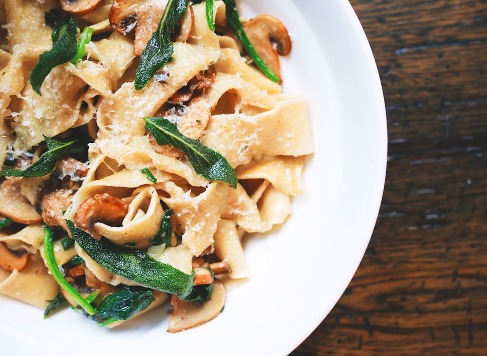 piatto di pasta su piatto bianco