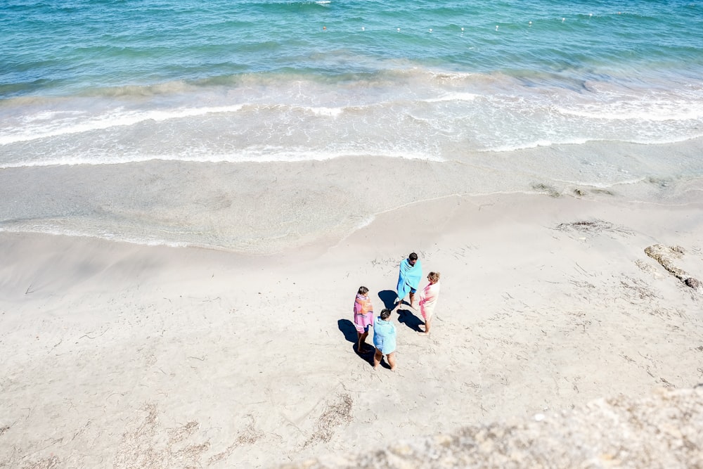 quattro persone in piedi in riva al mare