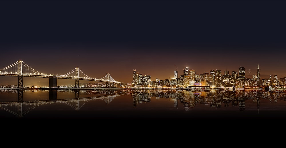 Stadtbildfotografie der beleuchteten Stadt mit Brücke