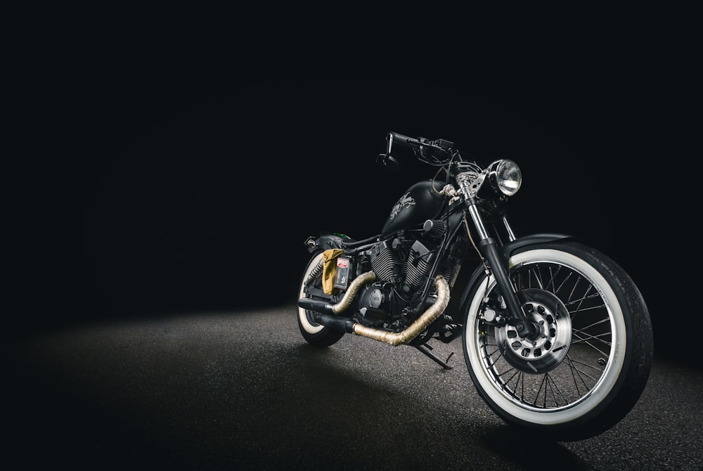 黒い背景に黒い骨のオートバイ