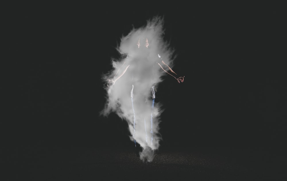 Persona in piedi vicino al fumo con sfondo nero