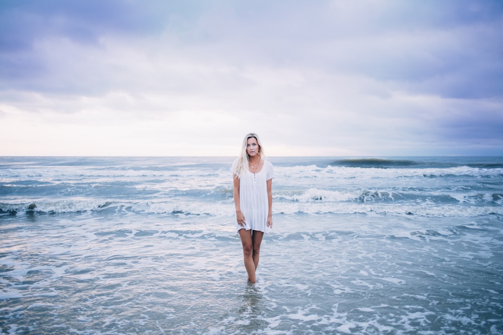 donna in piedi al mare