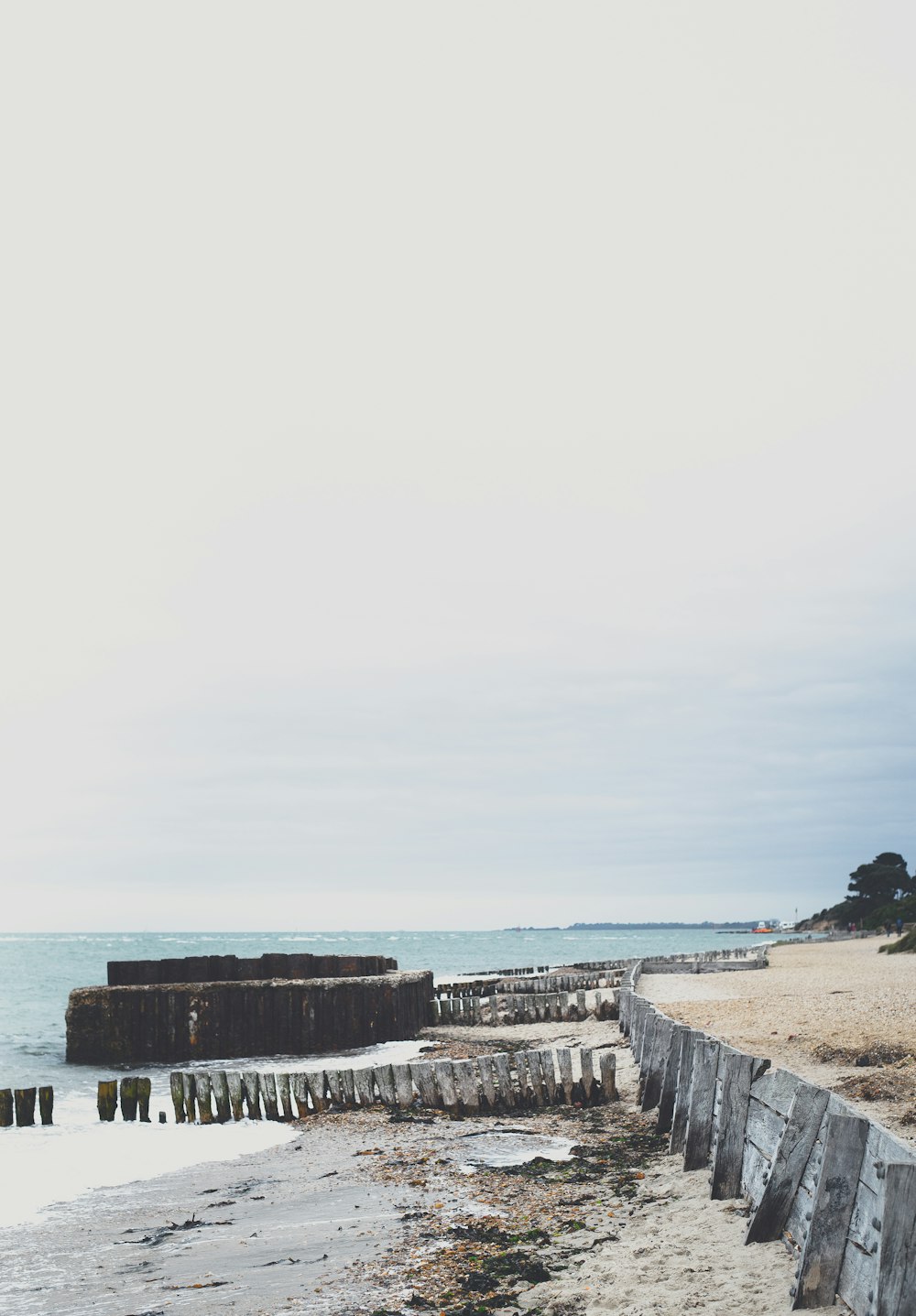 Ein Mann, der an einem Strand am Meer entlang geht