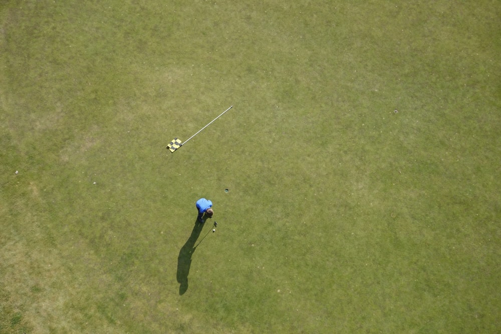 Foto aérea de un hombre jugando al golf