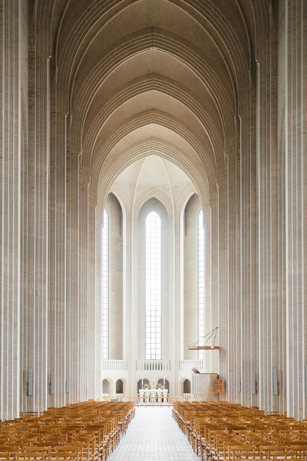 Interior vacío de la catedral