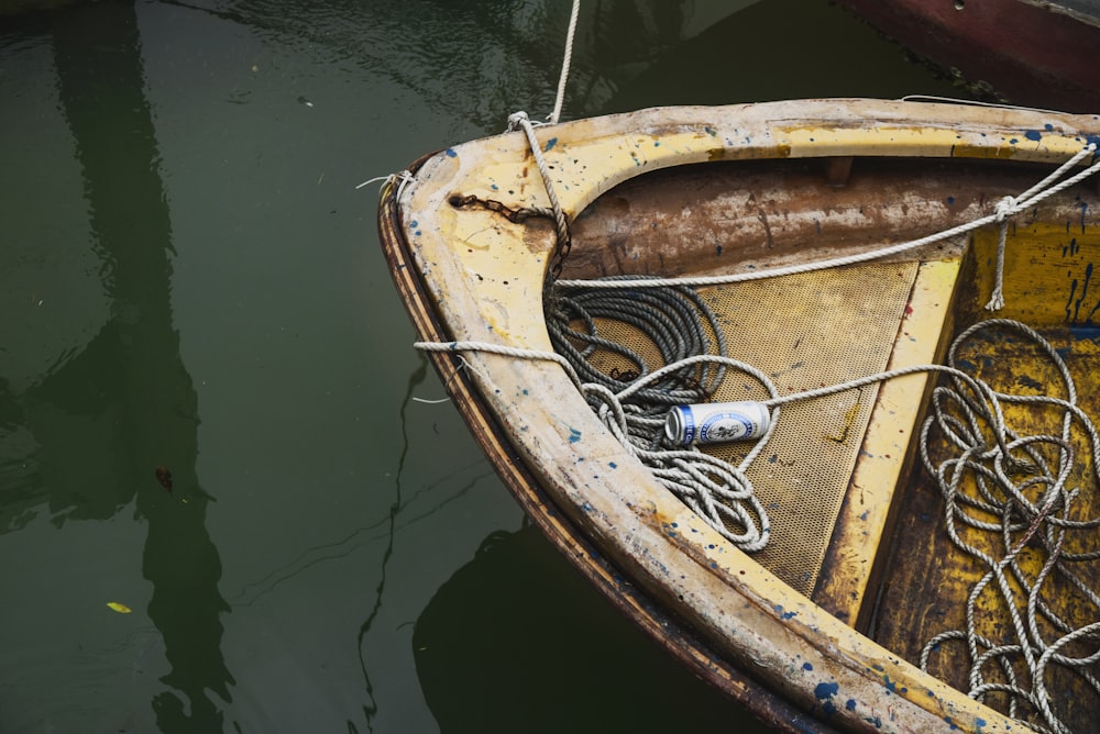 Bierdose auf braunem Boot mit Seilen