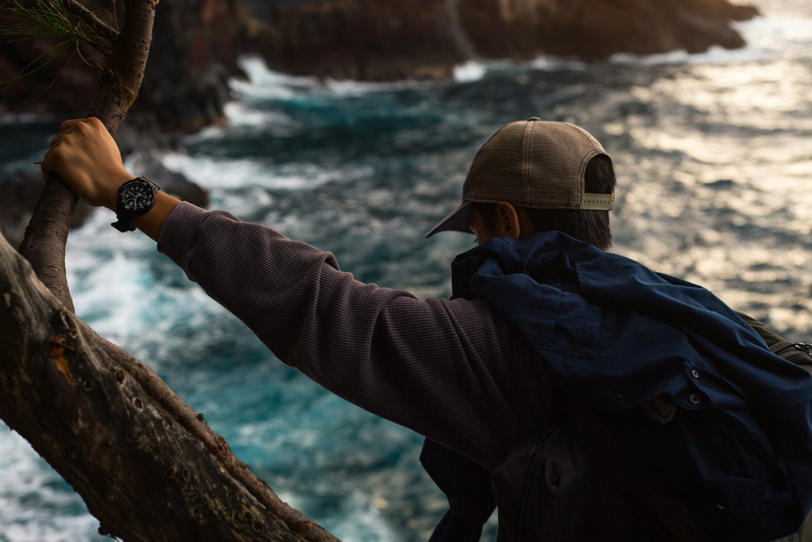 Canon EOS 5D Mark III + Canon EF 50mm F1.8 II sample photo. Man climbing on tree photography