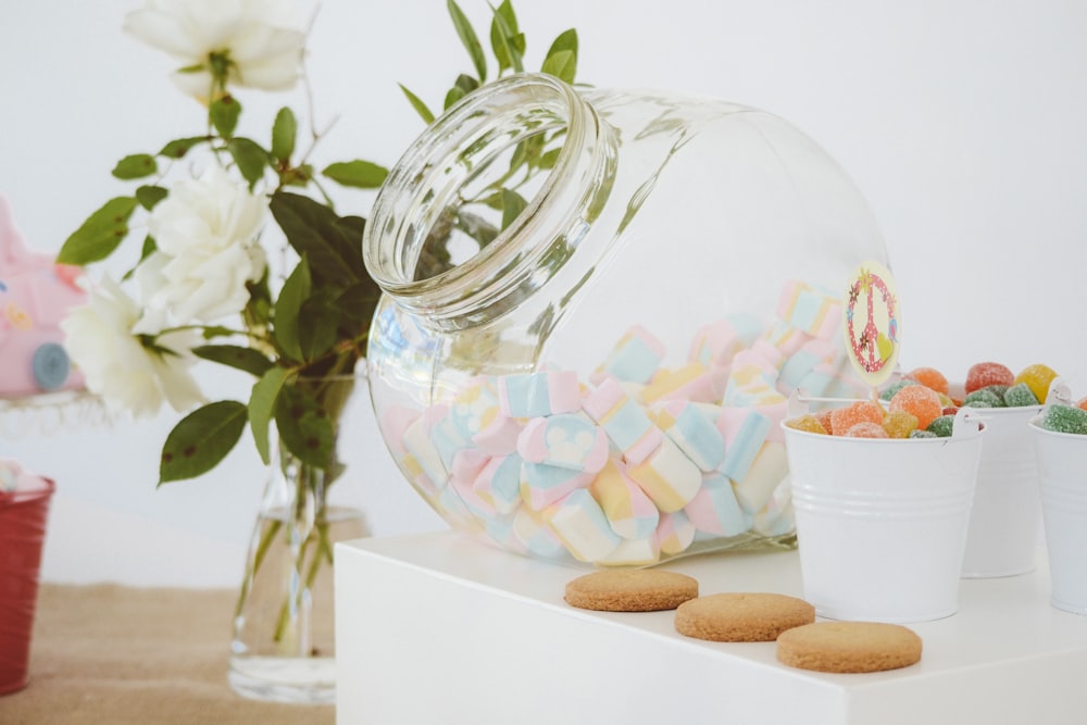 barattolo di caramelle in vetro trasparente con caramelle di gelatina nea vaso in vetro trasparente