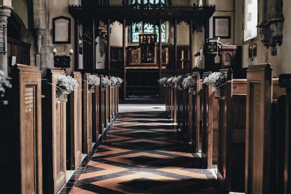 Holzbank in der Nähe des Altars