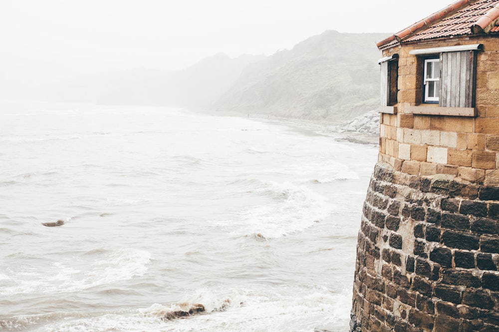 Vue en plongée d’un phare à côté d’un plan d’eau