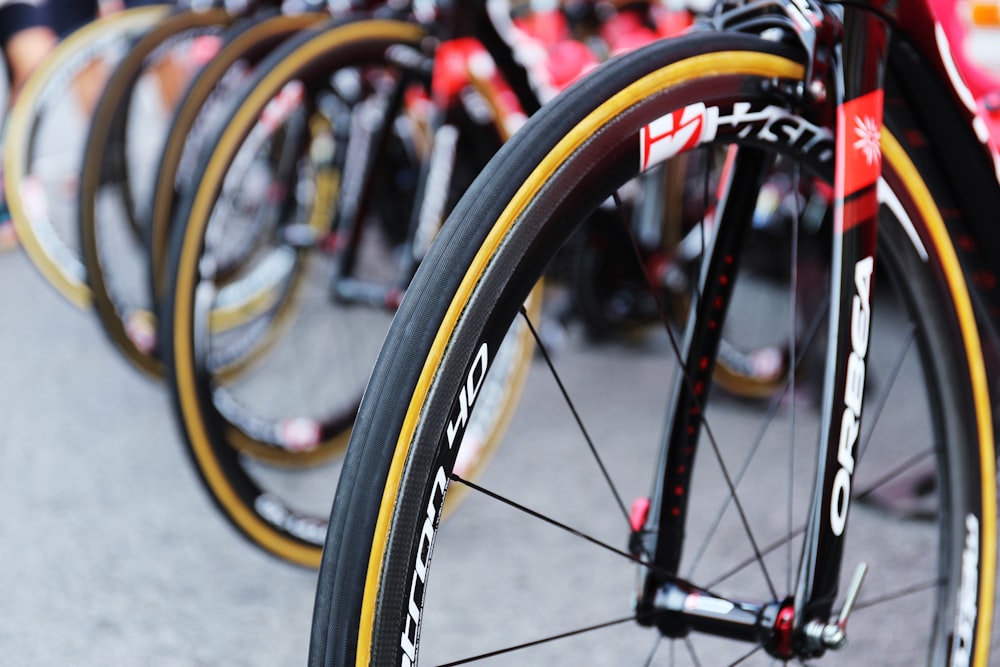 vélos sur chaussée en béton gris