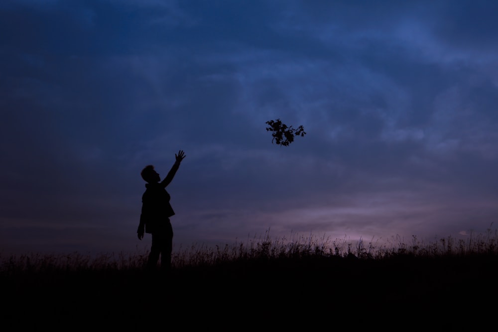 Silhouette eines Mannes während des Sonnenuntergangs