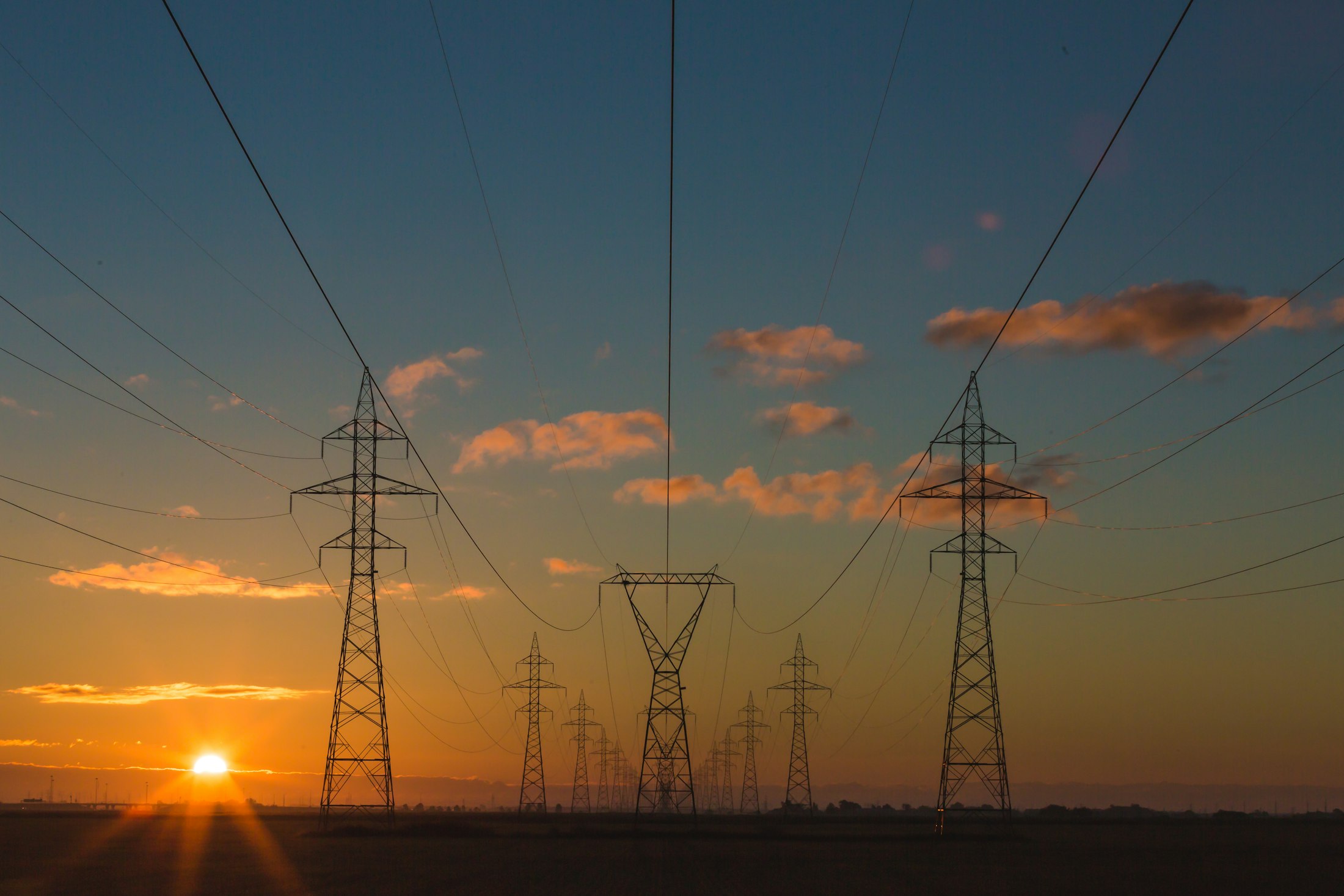 Líneas de transmisión de alta tensión al atardecer