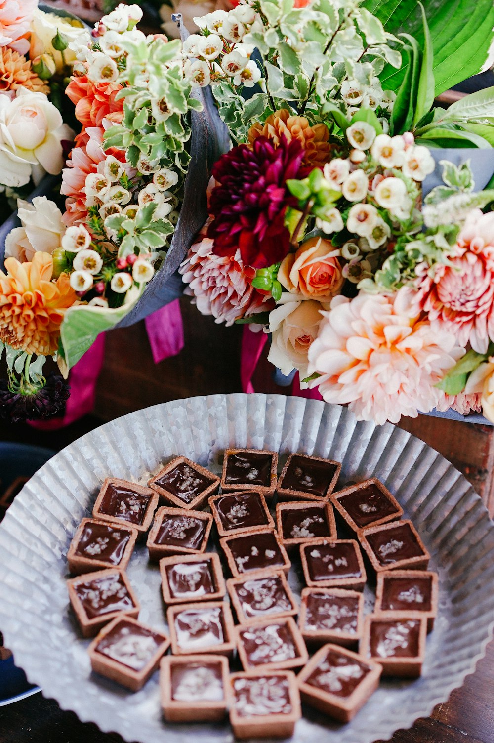 verschiedene Blumensträuße und Pralinen