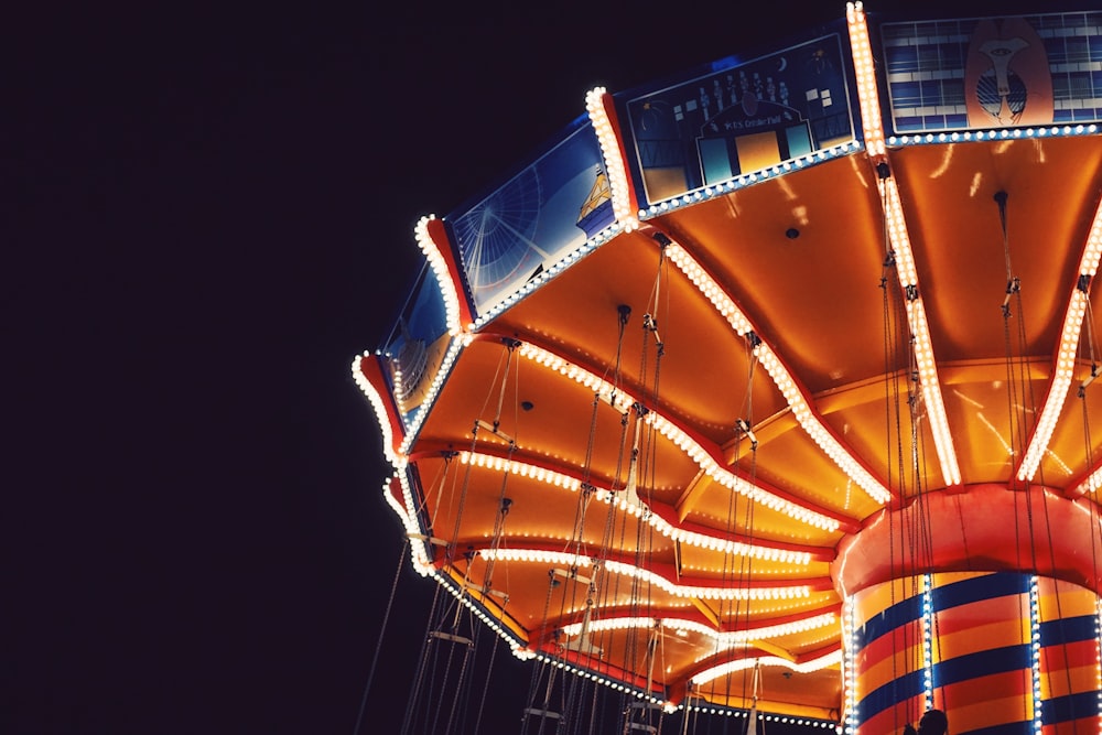 Foto del carrusel de columpios durante la noche