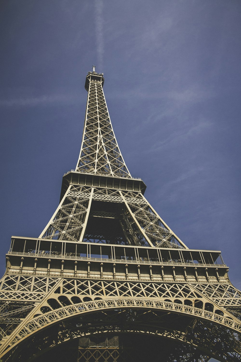vue en contre-plongée de la Tour Eiffel, Paris