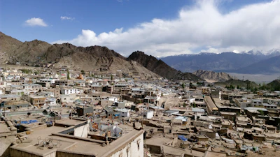 A panoramic view of diverse filming locations across Estado de México showcasing natural and urban settings.
