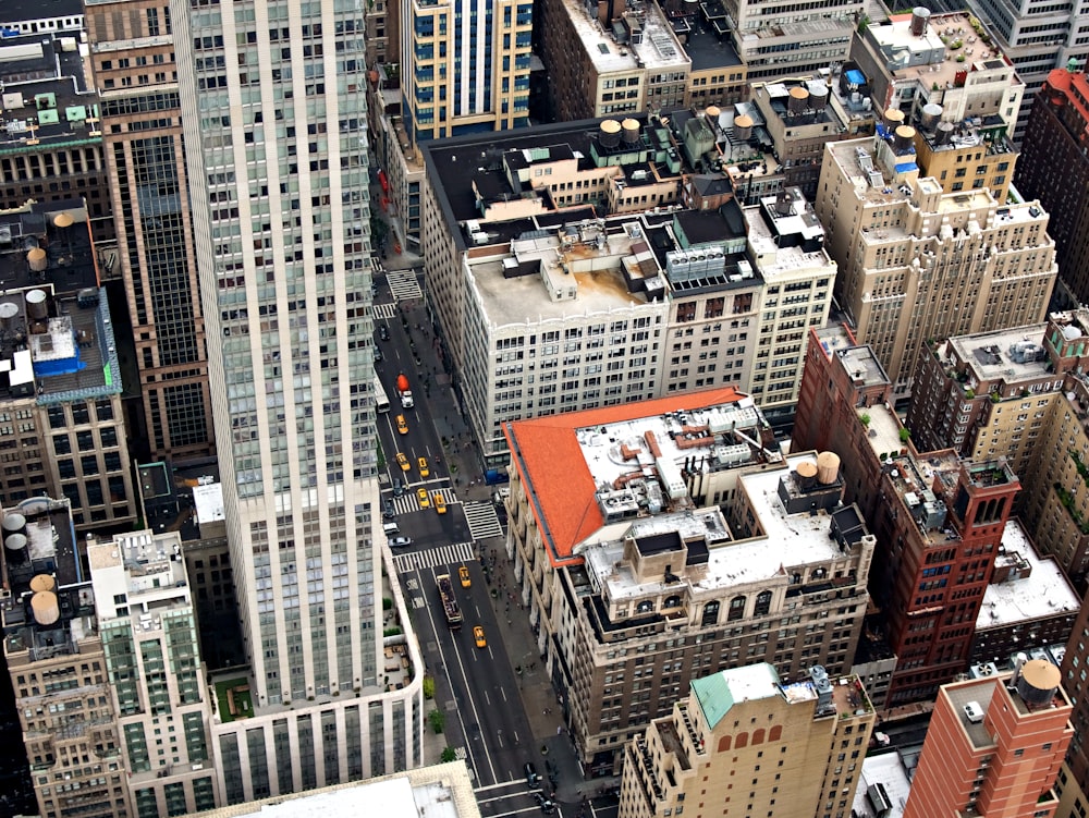 Luftbildaufnahmen von Gebäuden bei Tag