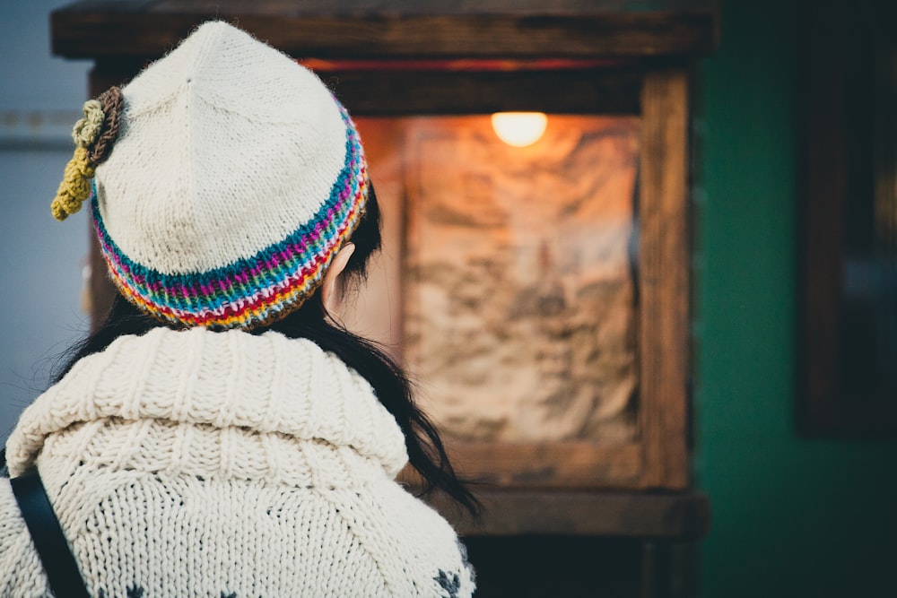 Foto de enfoque selectivo de persona con gorro y suéter