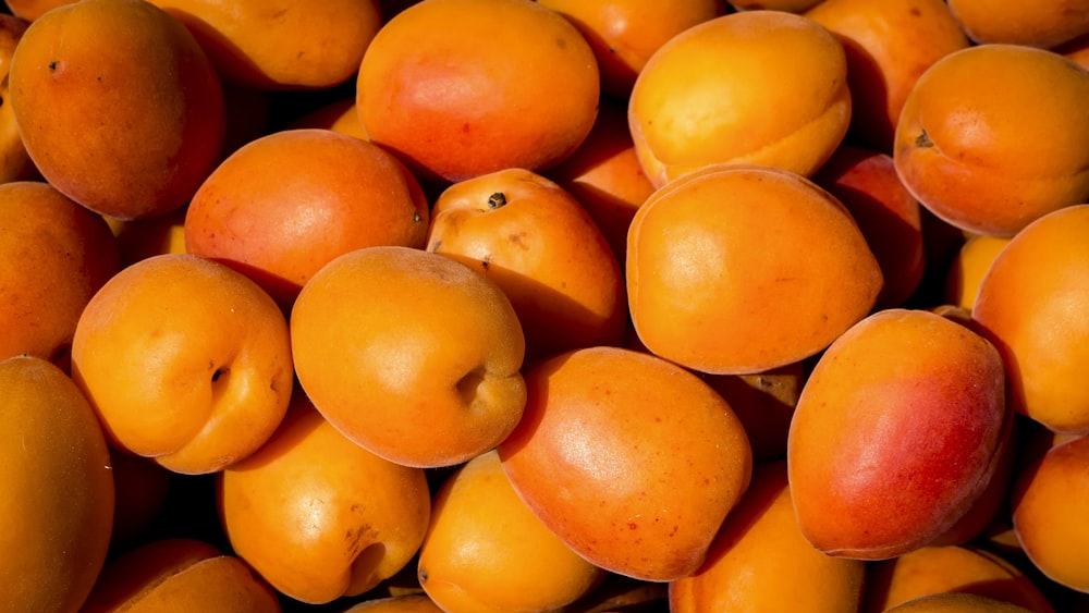 fotografia a fuoco superficiale del lotto di frutta arancione