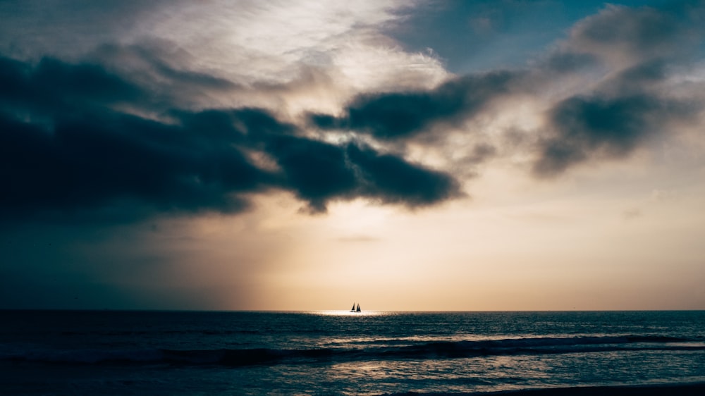 mer calme sous ciel bleu