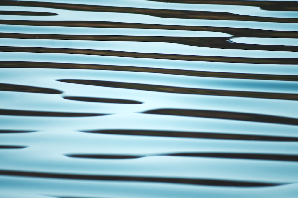 バーモント州の水から作られた抽象的な波紋の背景