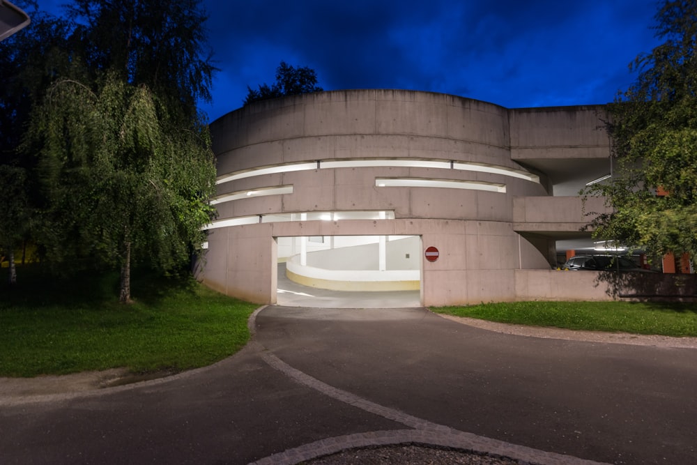 Photographie d’un bâtiment en béton gris la nuit